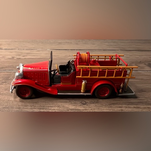 Hallmark NEW 2018 #16 Fire Brigade Series Christmas Ornament 1932 Buick Fire Eng - Picture 4 of 11